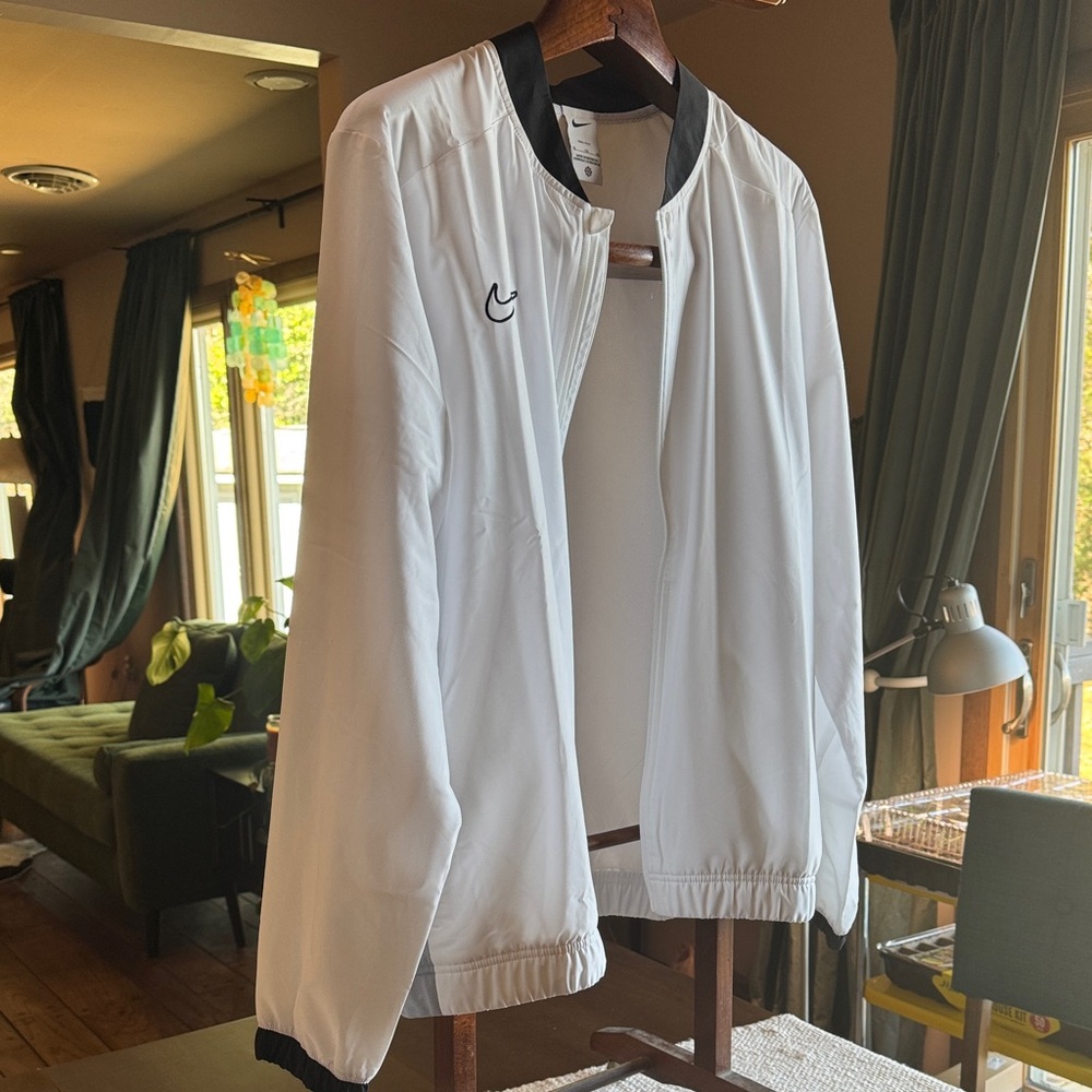 Nike Men's White and Black Windbreaker - Picture 4 of 8